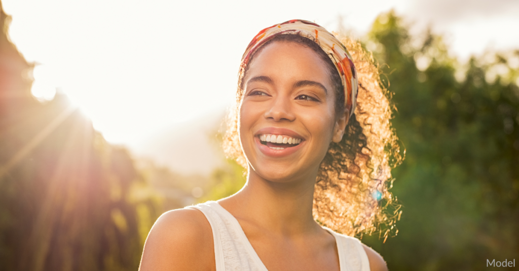 Smiling woman with a headband in the sun (model)